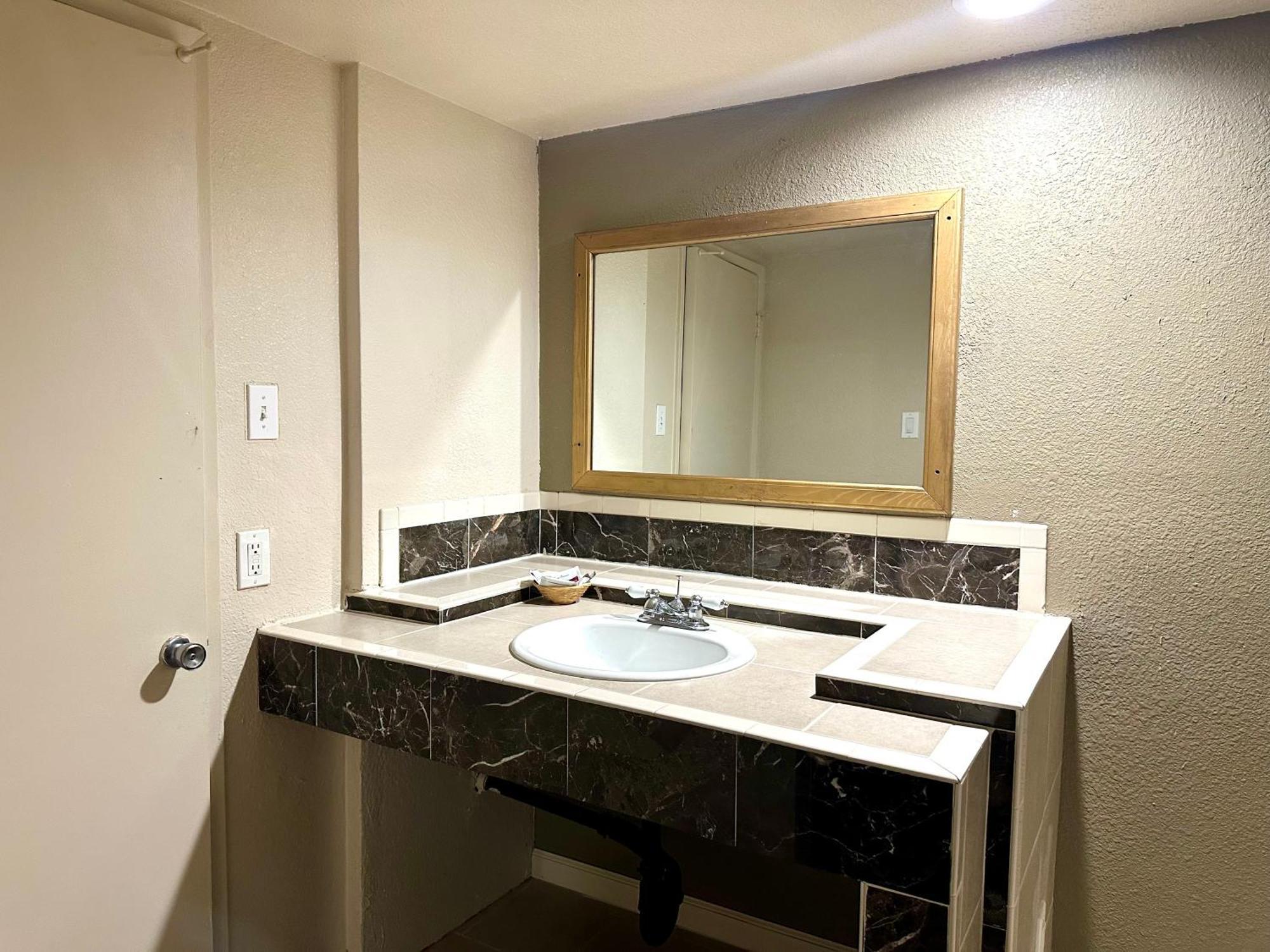 Regency Inn Fresno Esterno foto